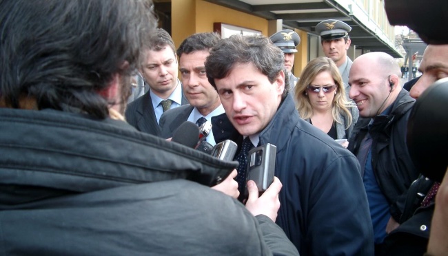 Gianni Alemanno scrive dal carcere: denuncia il degrado penitenziario italiano e solleva un grido di dignità e poesia: quotidianoweb.it/attualita/il-c… #GianniAlemanno #Rebibbia #DirittiDeiDetenuti #GiustiziaPenale #LetteraDalCarcere #CodiceRocco #SovraffollamentoCarceri #PoliticaPenale