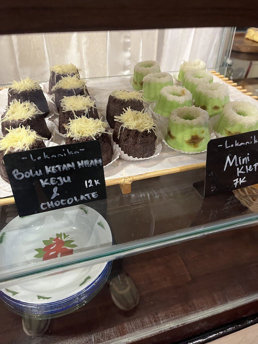 drhaltekehalte's tweet image. Berbekal info dari @krystalrvbyjane, tadi siang ke Lokanika Bake House &amp;amp; Coffee. Seneng banget karena banyak jajanan khas Indonesia dan enak2. Proll tape Rp10K, bolu ketan hitam keju coklat Rp12K, lumpur syurga Rp10K, magic 22K. Weekdays buka mulai 08:30, weekend mulai jam 07:00