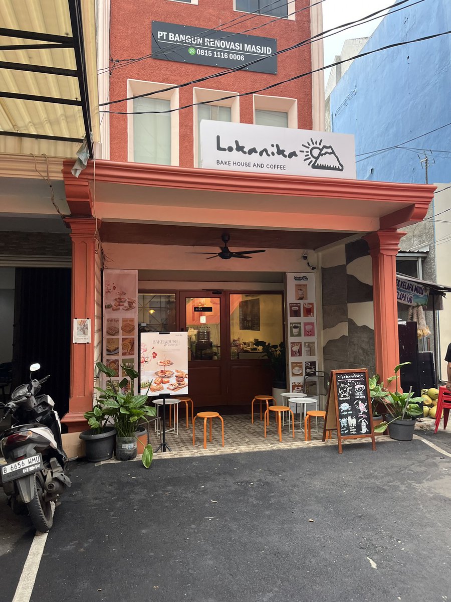 drhaltekehalte's tweet image. Berbekal info dari @krystalrvbyjane, tadi siang ke Lokanika Bake House &amp;amp; Coffee. Seneng banget karena banyak jajanan khas Indonesia dan enak2. Proll tape Rp10K, bolu ketan hitam keju coklat Rp12K, lumpur syurga Rp10K, magic 22K. Weekdays buka mulai 08:30, weekend mulai jam 07:00