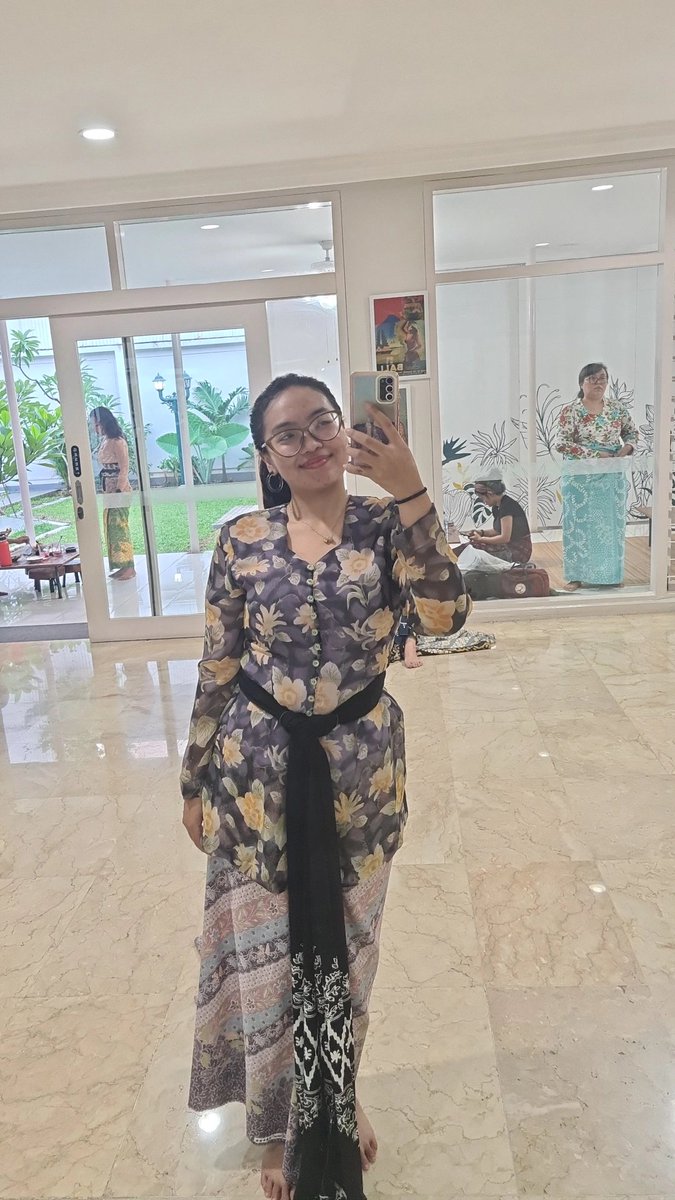 minimathicc's tweet photo. Setdah, hari-hari Nagincu dan kebaya bunganya...... https://t.co/xsjqg7qUUg