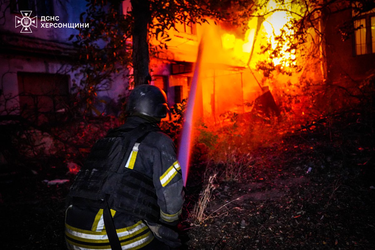 شنّت روسيا هجمات جديدة خلال الليل مستهدفة مقاطعات خاركيف وأوديسا ودنيبرو وخيرسون وكييف وسومي. أسفرت الهجمات عن إصابة 32 شخصًا على الأقل ومقتل ثلاثة أشخاص على الأقل.
لن تتوقف روسيا من تلقاء نفسها. على العالم فرض عقوبات شديدة على روسيا لقطع تمويل حربها العدوانية ضد #أوكرانيا 🇺🇦.