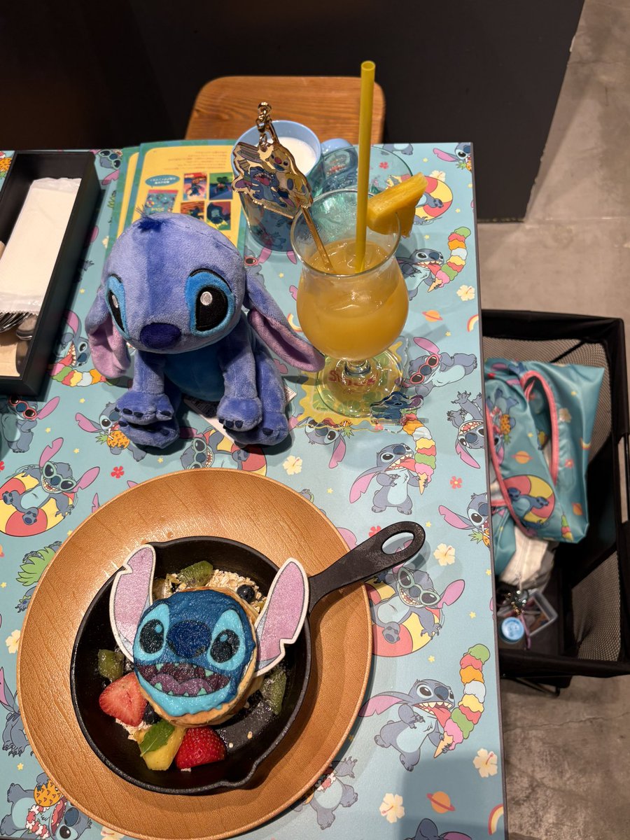 jump_1982's tweet photo. スティッチコラボカフェ行ってきた！
お店の中がスティッチだらけで
全て可愛かった🥰

#OHMYCAFE #スティッチ https://t.co/9gLlh4bFeK