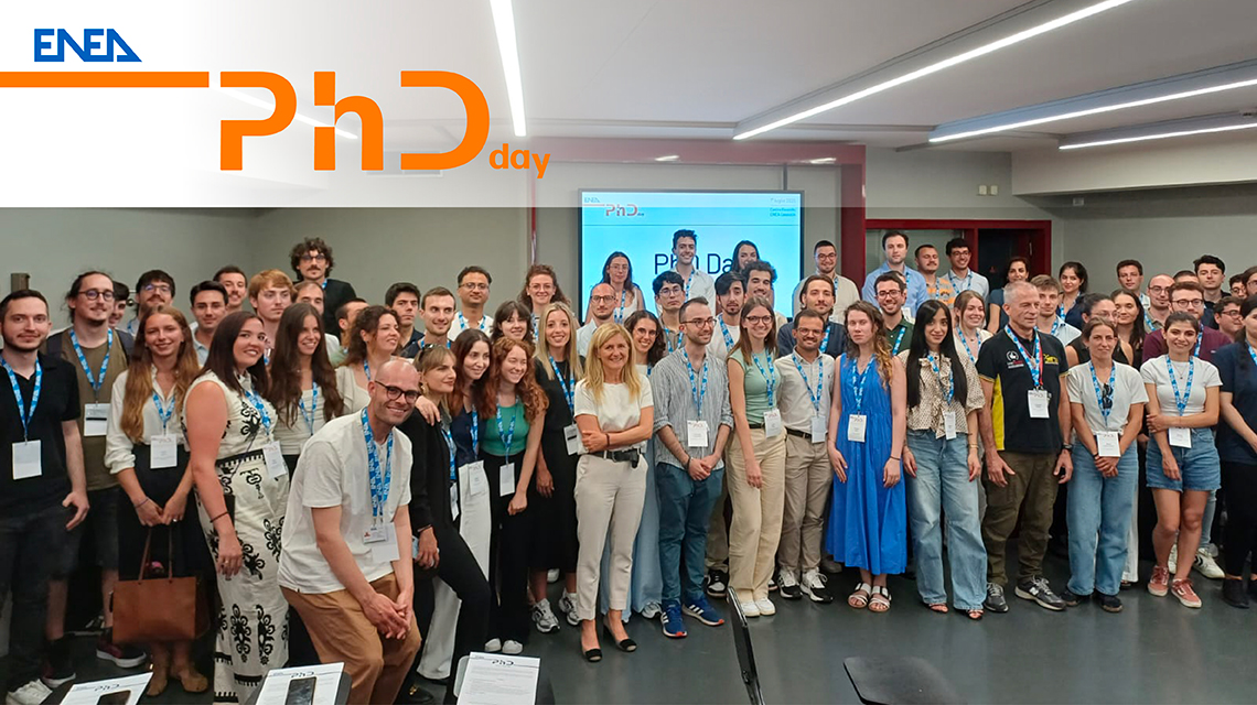 Oltre 80 giovani dottorandi ENEA hanno presentato #studi e #progetti di #ricerca sui temi più strategici della transizione energetica, nell’ambito dell’evento formativo “PhD Day” organizzato presso il Centro Ricerche ENEA Casaccia (Roma).

👉 media.enea.it/comunicati-e-n…