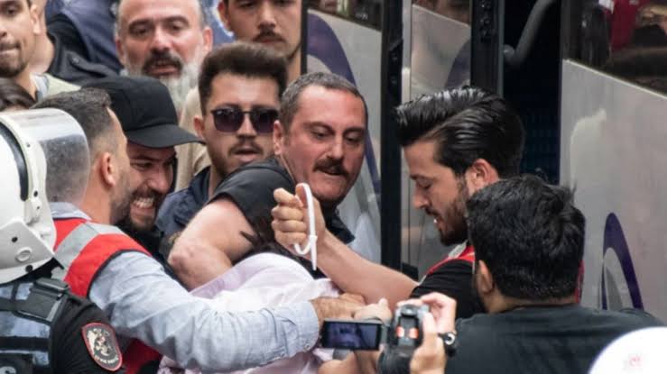 Şiddeti Ödüllendiren Görevlendirmeleri Kabul Etmiyoruz!

İstanbul Valiliği, 07.07.2025 tarihinde internet sitesinde yayımladığı duyuru ile İstanbul Emniyet Müdürlüğü kadrolarında yapılan görev değişikliklerini kamuoyuna açıklamıştır. Bu listede, toplumsal olaylarda adı sıkça