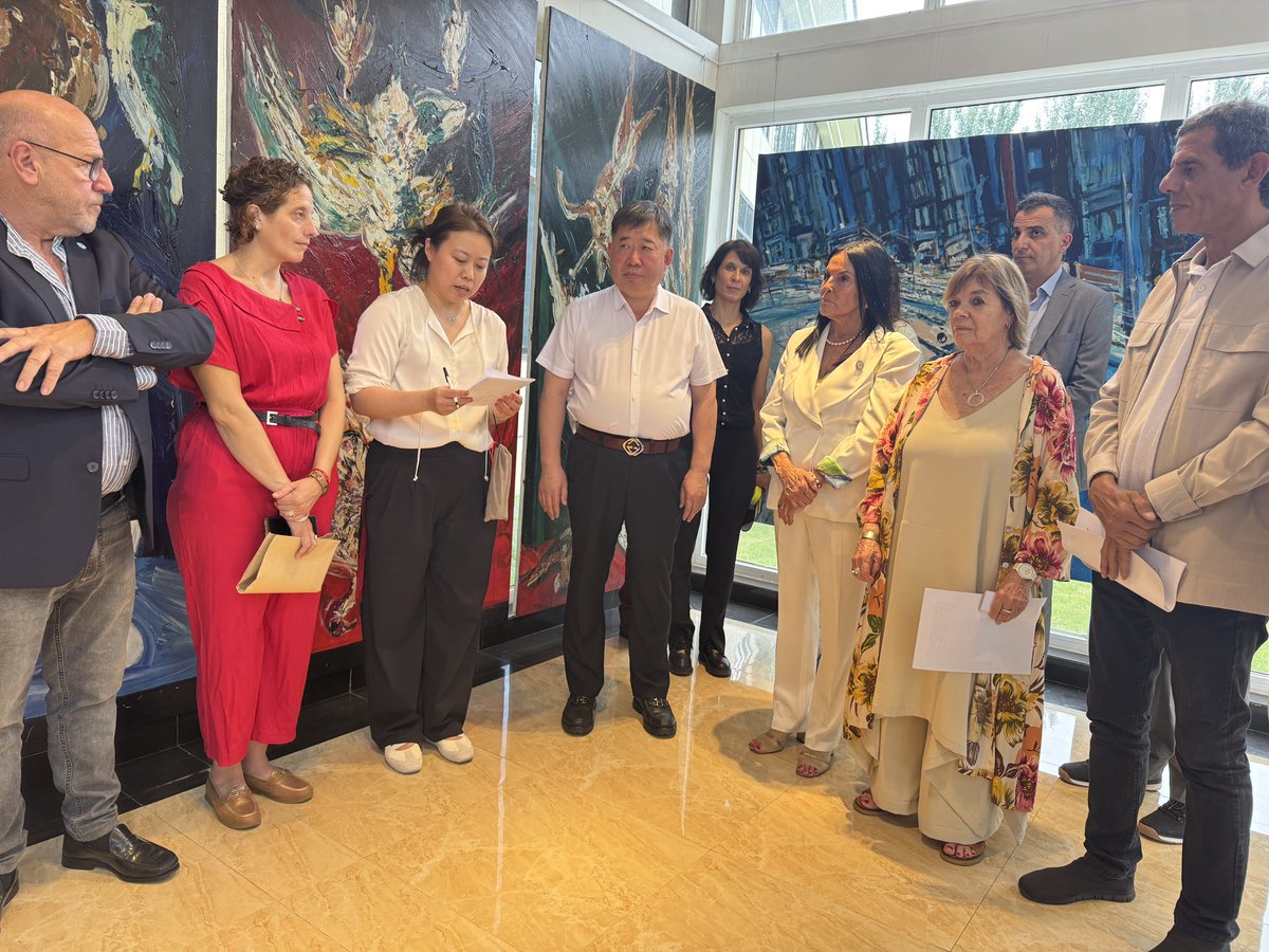 sofia_denicolo's tweet photo. Hicimos una muestra de arte con pintores, degustamos el locro con la comunidad de Daxing-Beijing, el tango con la participación del ballet bonaerense coordinado por Iñaki Urlezaga y empresarios y municipios avanzaron en la firma de acuerdos de cooperación con contrapartes chinas. https://t.co/j6BFQMfjx7