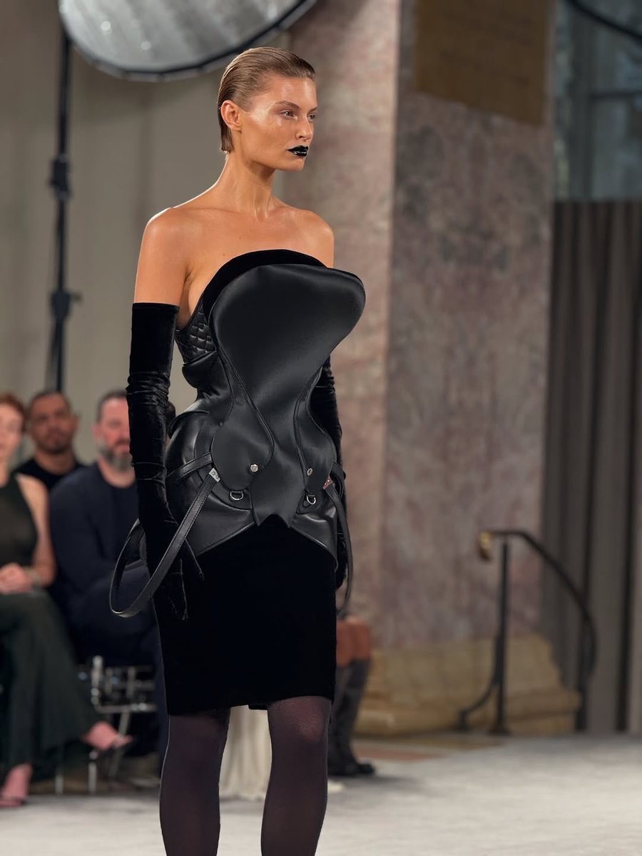 pradapearll's tweet photo. a closeup look at some details from schiaparelli fw25 couture  —  a thread 🤍 https://t.co/A9Nh9wUMeT