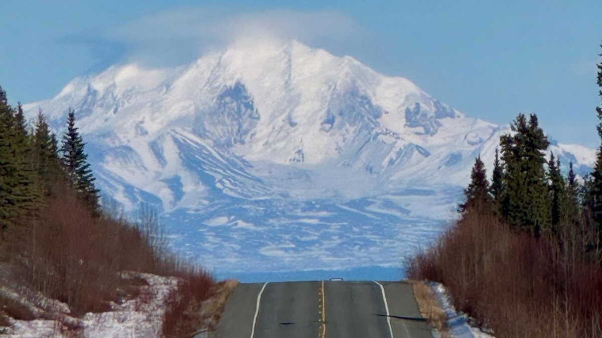 Alaska: la última frontera. Las ocho mejores rutas en coche para perderse por la Norteamérica más profunda, norteña y salvaje. No olvides llenar el depósito y olvídate de wifis. Como siempre, en REVISTADELMOTOR.es.

revistadelmotor.es/alaska-las-mej…

#motor #coches #cars #Alaska