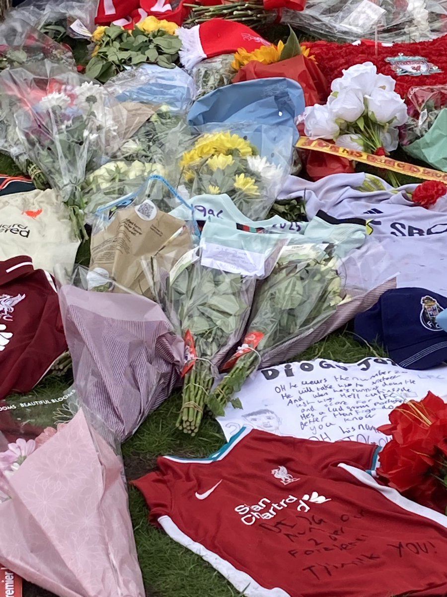 00evanstweet's tweet image. A different type of day at Anfield yesterday- a humbling experience laying flowers for #jota - he played in the last game I went a couple of months ago.