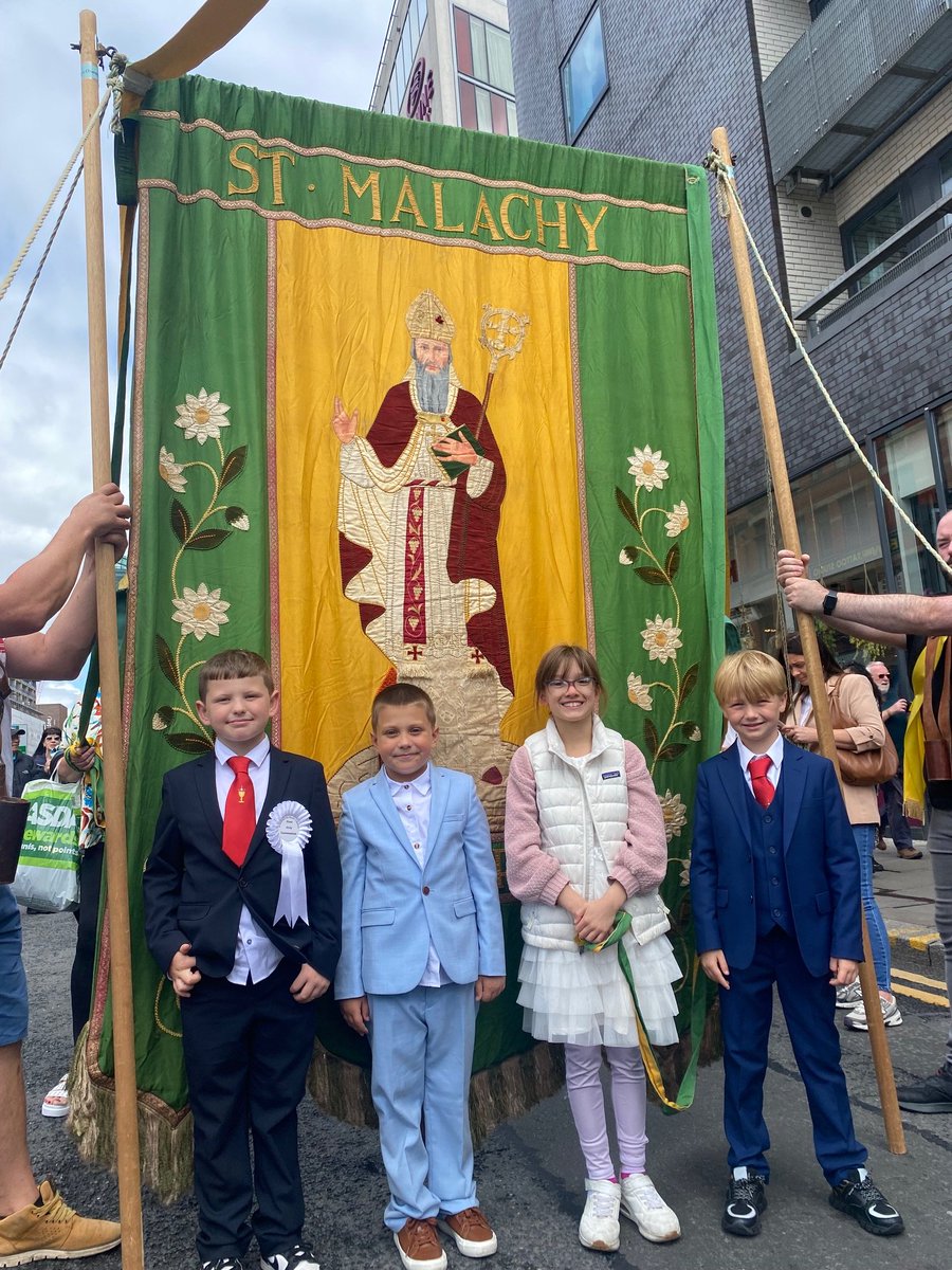 This weekend, some of our Holy Communion children proudly took part in the traditional Madonna del Rosario procession through the city centre. A big thank you to the dads who helped carry the St Malachy's banner!