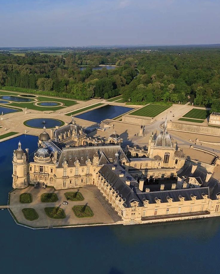 ⚜️ Chantilly : Un joyau de l'architecture française où l'histoire et l'art se rencontrent dans un écrin de verdure. 🍃