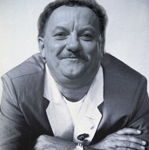 SeulsDesFous's tweet photo. Lorsque Michel Colucci a fondé Les Restos du Cœur depuis son garage de la Silicon Valley en 1985, personne ne croyait en lui... Et pourtant 40 ans plus tard, le voici à la tête d'un véritable empire qui ne fait que grandir de jour en jour !

#coluche #believeinyourdreams https://t.co/6NsFayis0B