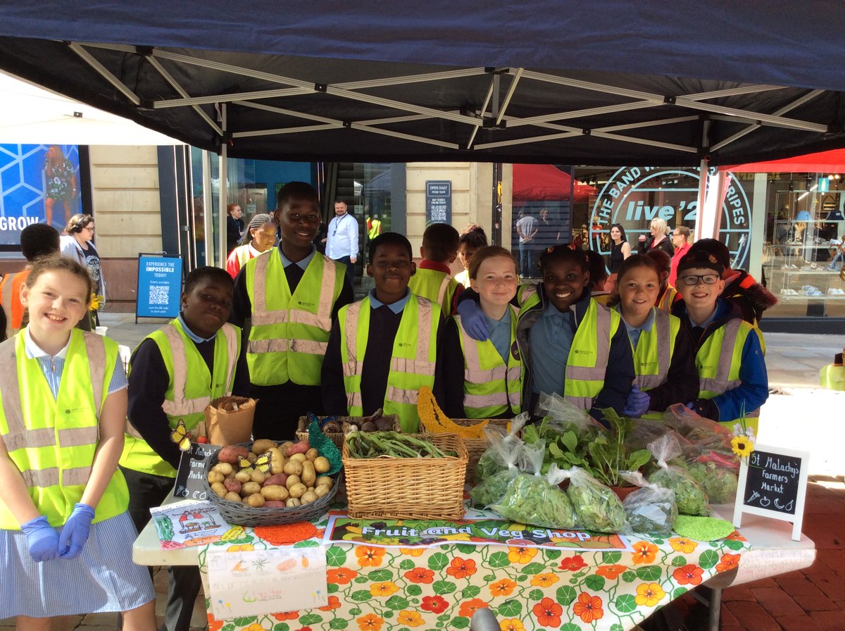 This morning Y5 went to Market Street to sell their own school grown produce. They made posters, decorated their stand and sold their produce to go towards Fair Share Food Charity. They also met Lord Mayor Carmine Grimshaw, who congratulated St Malachy’s on their amazing efforts!