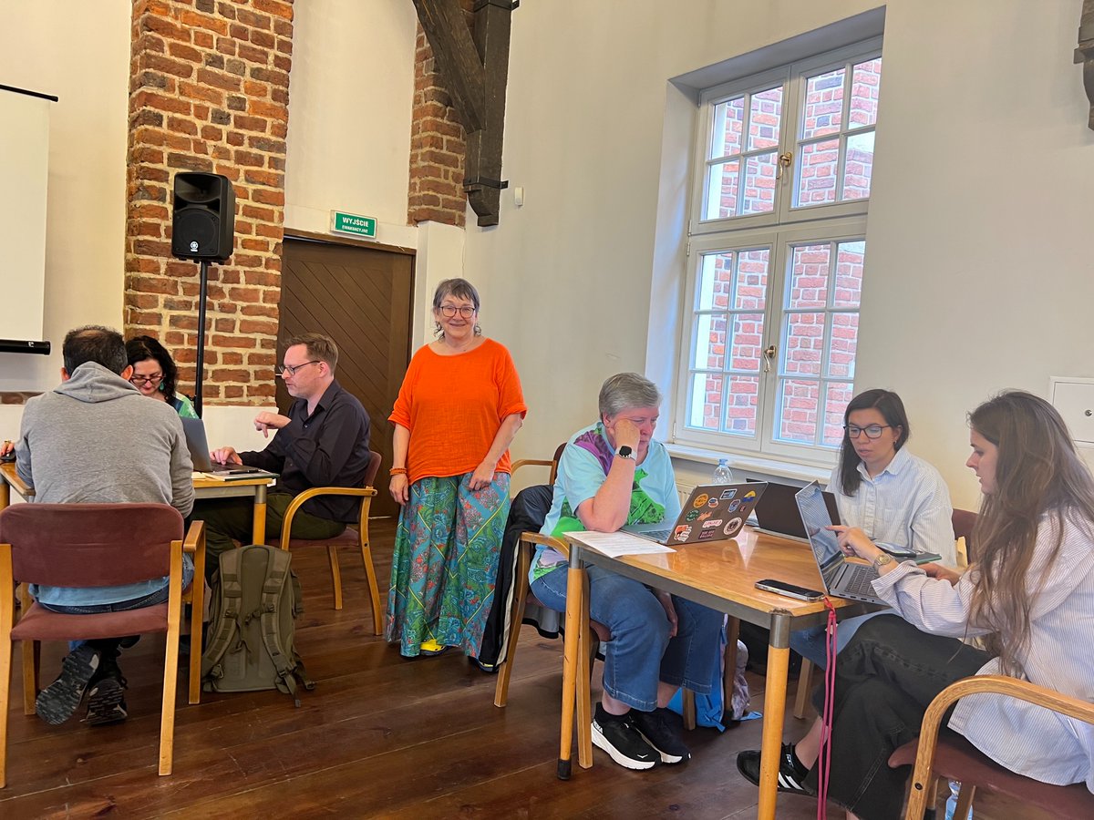 Oleh_Kotsyuba's tweet image. We're off to a great start at this year's Translating Ukraine Summer Institute! Hands-on work in our modules on poetry (taught by Svetlana #Lavochkina), prose (Ali #Kinsella), and nonfiction/academic/witness testimony translation (Lidia #Wolanskyj) started after brief…