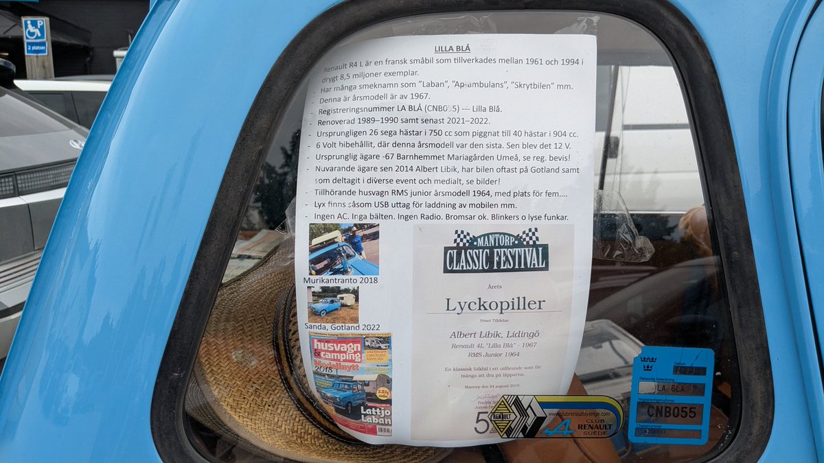 Un jour dans la rue à Gotland
#Renault 4
Joli jeu avec l'immatriculation : la petite bleue 🥰