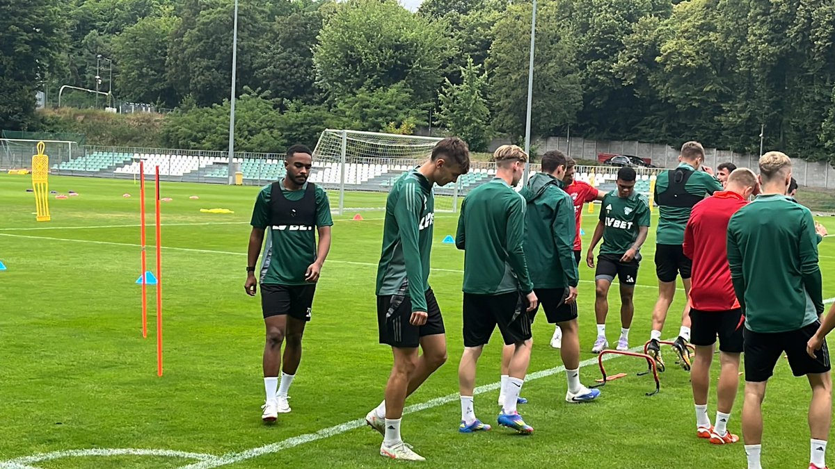 🚨Mohamed Awadalla trzecim wzmocnieniem Lechii Gdańsk tego lata. Właśnie odbywa pierwszy trening z zespołem.

➡️tiny.pl/t0xk47qx