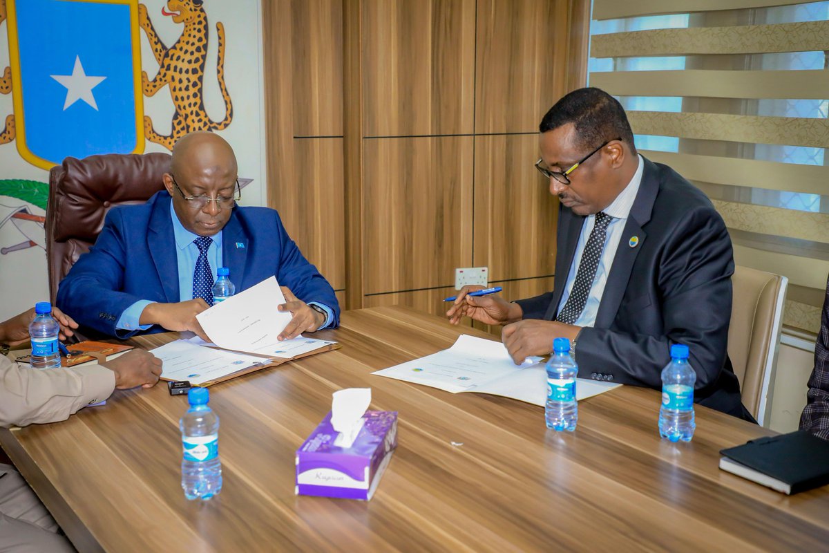 MOISOMALIA's tweet image. The Minister of Information, H.E. @DaudAweis, and the Rector of @MogUniver, Dr. Ibrahim Dhere, today signed a cooperation agreement focused on media and cultural development between the Ministry and Mogadishu University.