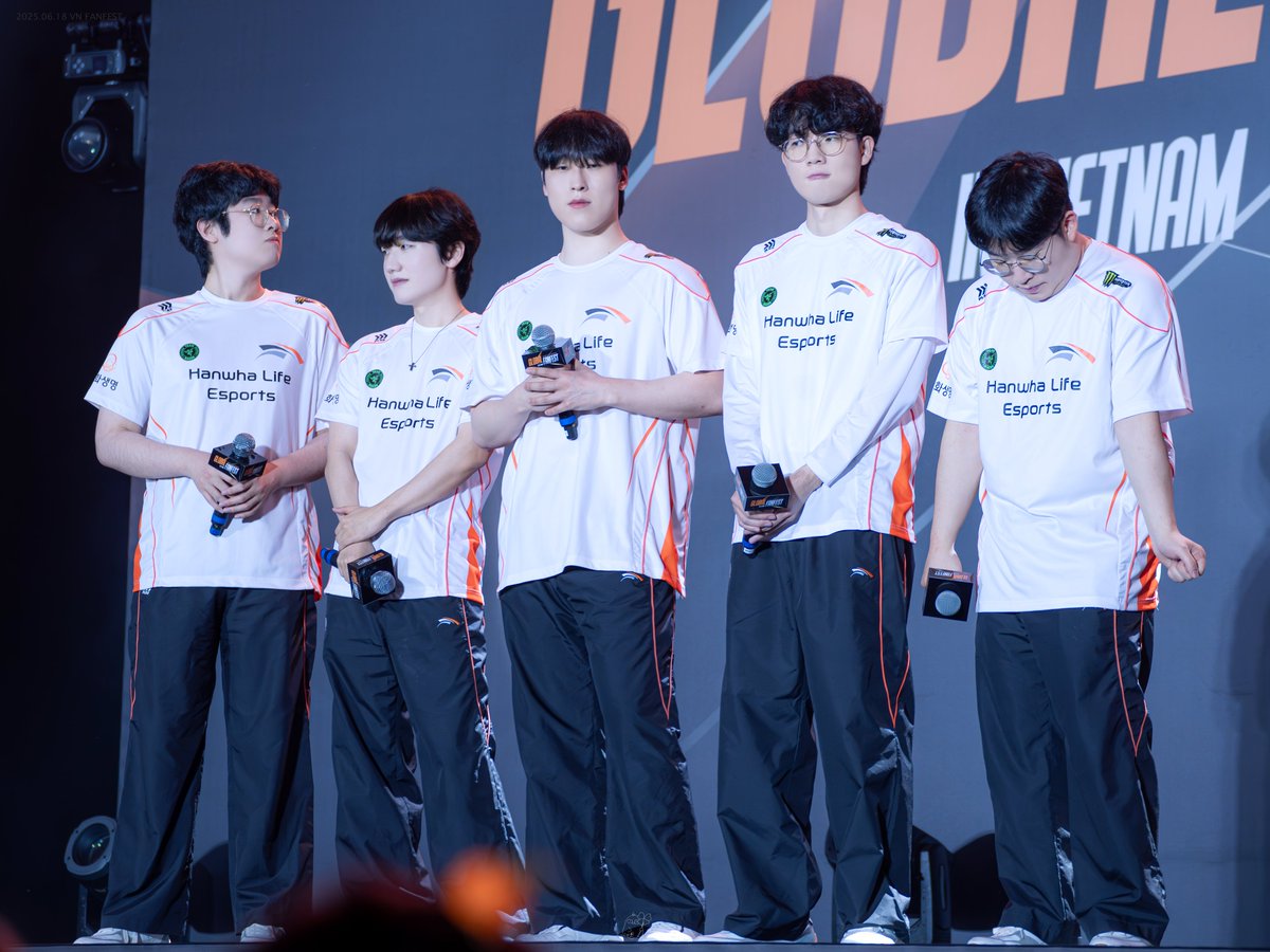 zeari_zeus10's tweet photo. 2025.06.18 VN FANFEST

같은 곳을 바라보지 않는 5명😂

#HLE #HLEWIN 
#ZPZVD #제피제바딜 https://t.co/IfbyDwrUPC