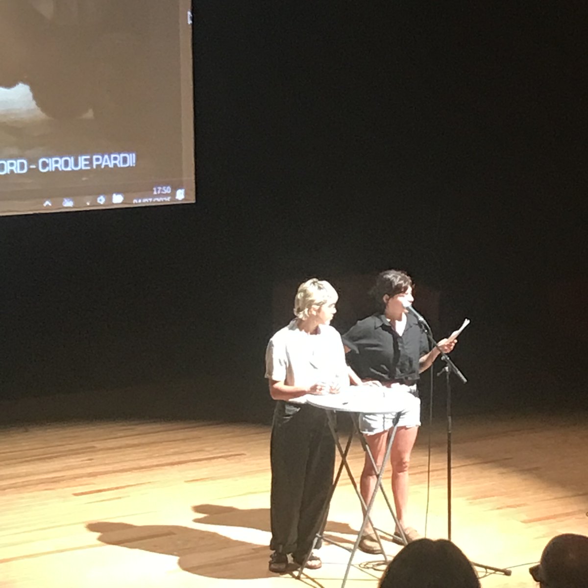 🎪 Et pour finir les présentations à #CratèreSurface, le Cirque Pardi est monté sur scène pour révéler sa nouvelle création circassienne : Bleu ELECTRIQUE. 
Une performance qui promet d’être saisissante !