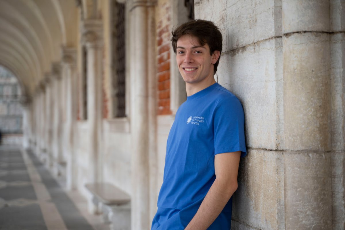 Semplice, estiva, cafoscarina: la t-shirt azzurra con logo mini è la scelta perfetta per l’estate 💙

🧵 È una limited edition e sarà disponibile solo fino a settembre, non perdere quest'occasione!