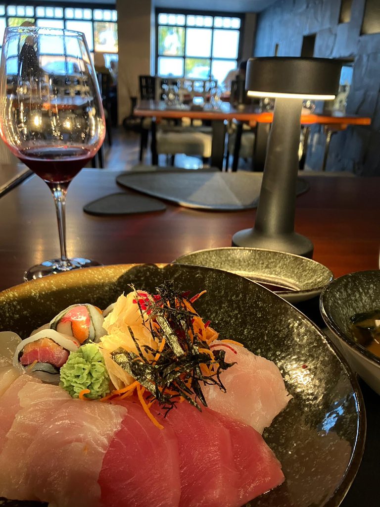 SakujiYoshimura's tweet image. こんばんは‼️
日本料理のお店は数少ないのですが、美味しい和食もいただけます。
鉄火丼に、海鮮丼🍣