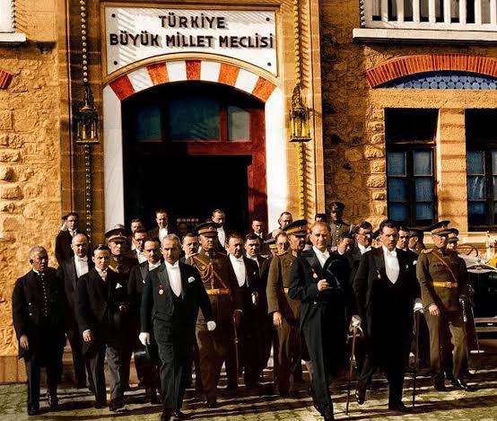 Atatürk'e  Cumhuriyete dil uzatan hakaret eden saldıran herkes vatan hainidir alçaktır  karaktersizdir. Yaşasın Laiklik yaşasın Cumhuriyet yaşasın TÜRK MİLLETİ.