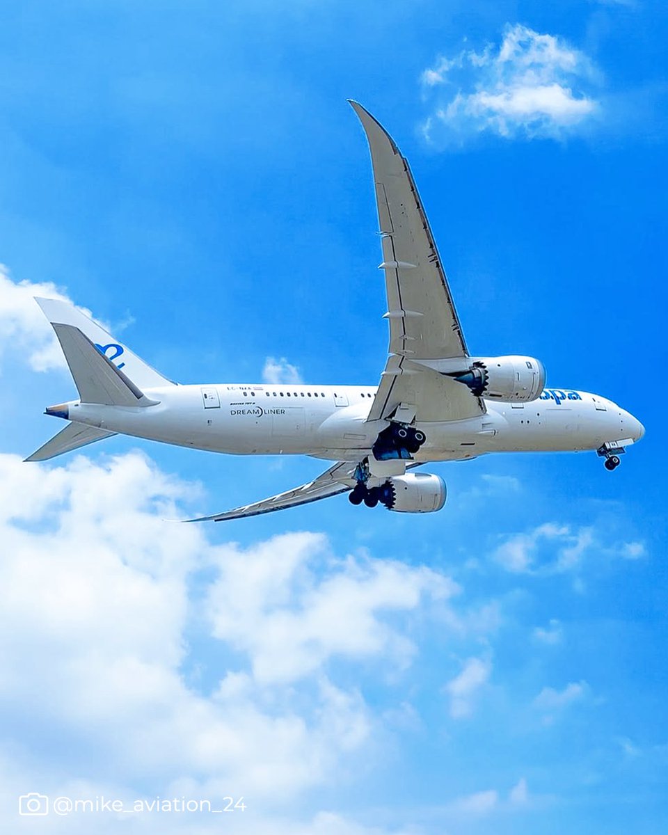 Wheels up on a brand-new week. ✈️

#SkyTeam