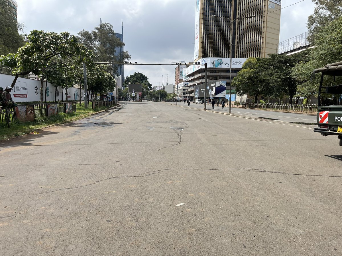 Ian_Wafula's tweet image. Spot check: Only police spotted in the CBD. An officer just said to me “no news today.” @BBCAfrica 

A deserted Kenyatta Avenue.