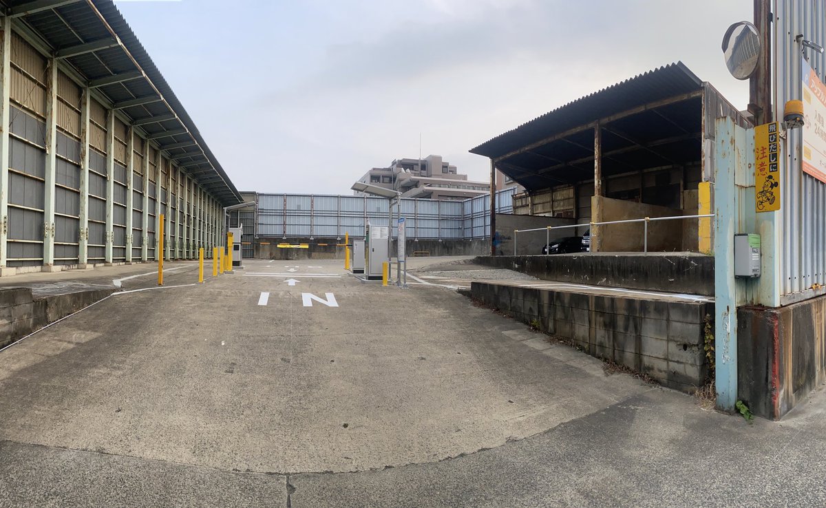 廃墟が急に駐車場になってるの、ゲームでしか見ない空間みたいで良かった