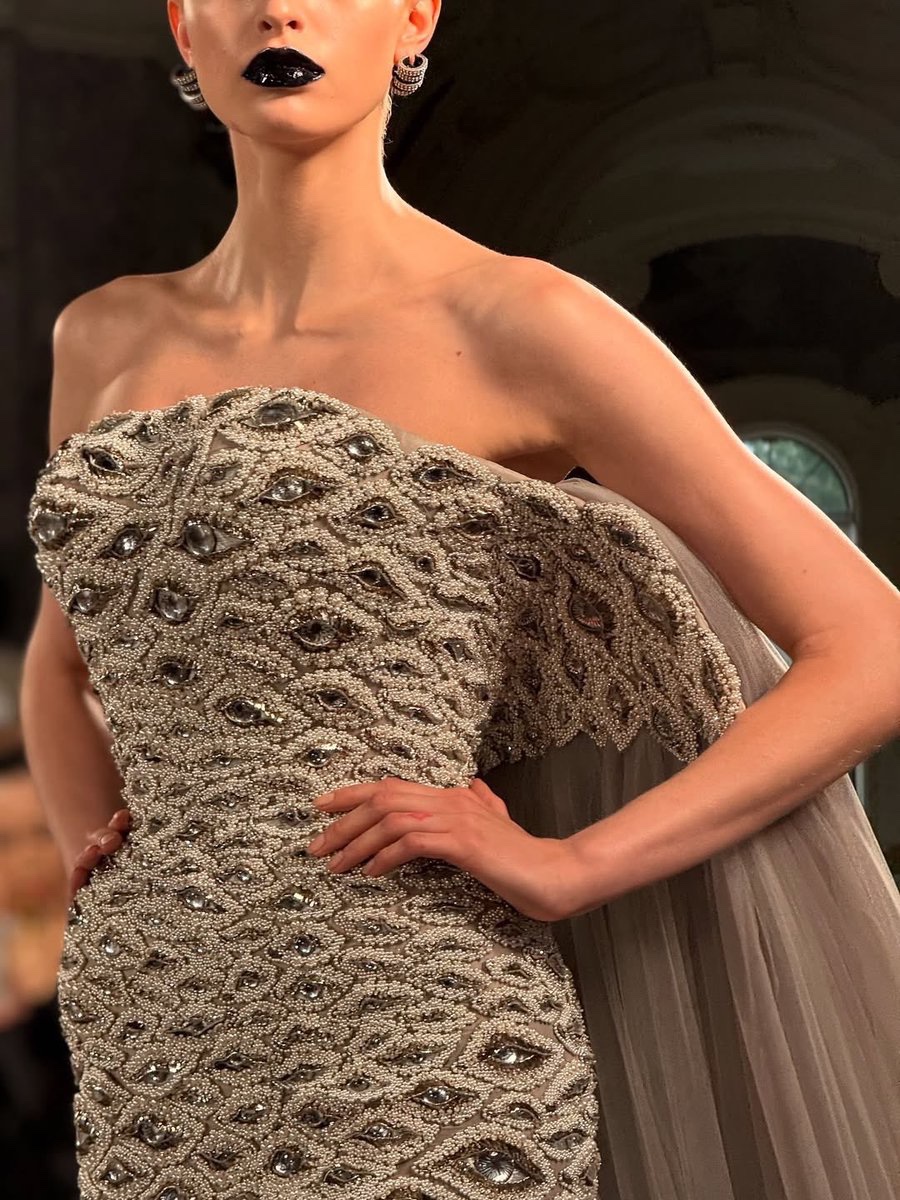 Theres so many references in this Schiaparelli Haute Couture collection but one thing I absolutely adored is how much of Dali’s work you could see in it, one clear reference being to “The Eye of time” by Dali a brooch originally made for his wife in 1949