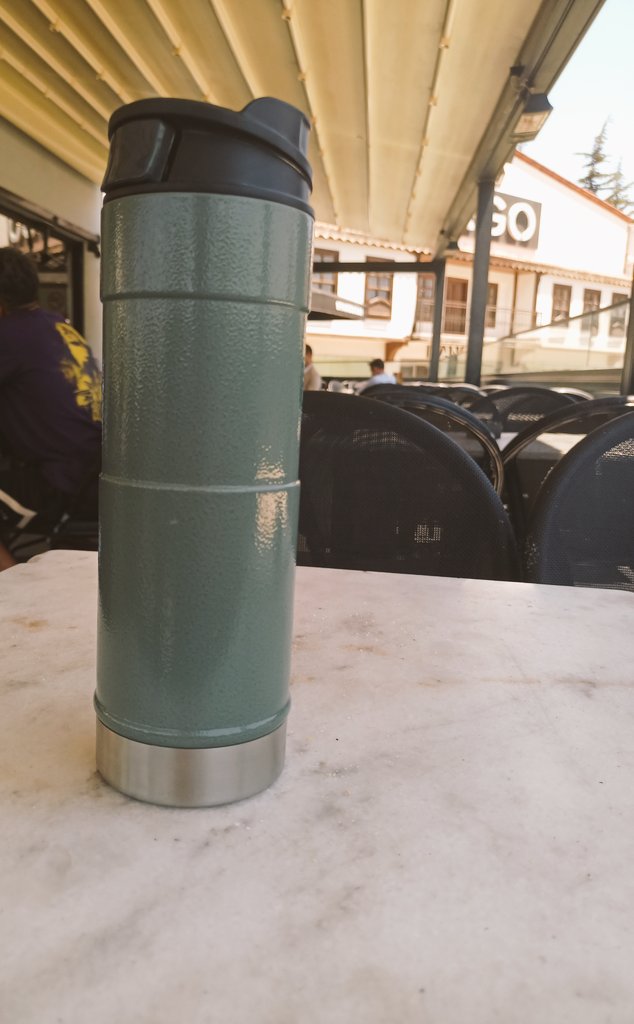 B.urger KI.G'den 40 TL.'ye soğuk kahve alıp S.tarbucks'da oturdum. 180 TL veremeyeceğim. :))) 
Dikkat Dikkat! Asıl mevzu da burası;bu bir eziklik değildir. Bunu yapmaktan utanmak ya da bunu yapanları ezik bulmak ezikliktir. Komplekslerinizin sizi yönetmesine izin vermeyin.;)