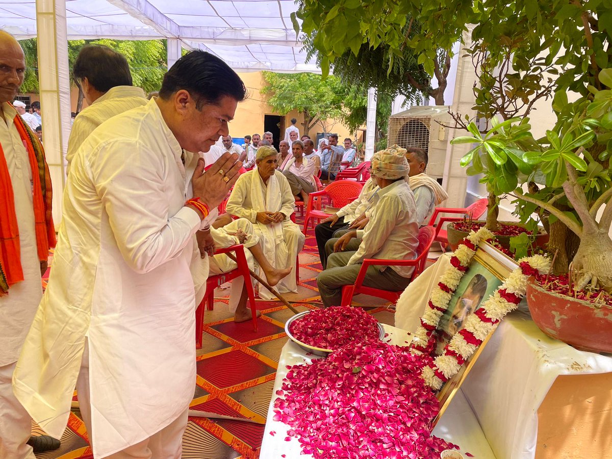 Shivratanbjp's tweet photo. वजीरपुर के खिदरपुर निवासी श्री रामखिलाड़ी मीणा जी ( सेवानिवृत्त एम. डी) के निधन का दुखद समाचार मिलने के पश्चात आज उनके निवास पर पहुंचकर शोक संतप्त परिजनों से मिलकर संवेदनाएं व्यक्त कर ढांढस बंधाया और श्रद्धांजलि अर्पित की। https://t.co/hDvLDksCR9