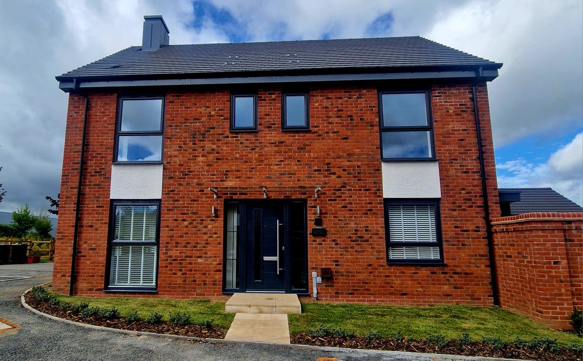 framefastuk's tweet image. A stunning mix of RAL 7016 grey on white frames featured in this smart new development over in Leicestershire.
 Sleek, modern, and full of kerb appeal – all manufactured right here in Derby by the Framefast team.

#Framefast #RAL7016 #NewBuild #MadeInDerby #LeicestershireHomes