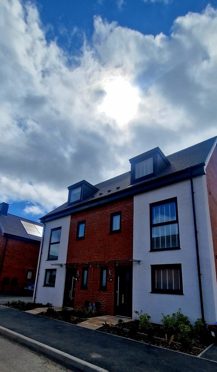 framefastuk's tweet image. A stunning mix of RAL 7016 grey on white frames featured in this smart new development over in Leicestershire.
 Sleek, modern, and full of kerb appeal – all manufactured right here in Derby by the Framefast team.

#Framefast #RAL7016 #NewBuild #MadeInDerby #LeicestershireHomes