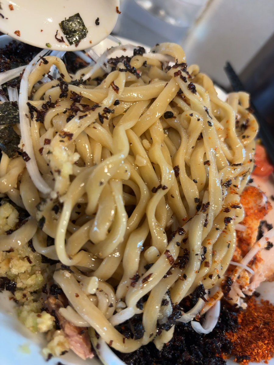 Rgaichiban's tweet photo. 豚星。限定『葱油の冷や汁無し』。
ジンジャーボウル、トマト増し。
カラミ、アフロコール。
たまたま有給休暇で平日休みの日に、美味そうな限定が始まるということで訪問！
流石の行列💦
よく締められたキンキン麺、最高😆
アフロコールは確かにアフロっぽかったし、食感が好き🫶
ご馳走様でした🙇‍♂️ https://t.co/UPJq9ppxbC