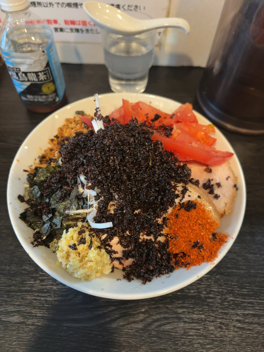 Rgaichiban's tweet photo. 豚星。限定『葱油の冷や汁無し』。
ジンジャーボウル、トマト増し。
カラミ、アフロコール。
たまたま有給休暇で平日休みの日に、美味そうな限定が始まるということで訪問！
流石の行列💦
よく締められたキンキン麺、最高😆
アフロコールは確かにアフロっぽかったし、食感が好き🫶
ご馳走様でした🙇‍♂️ https://t.co/UPJq9ppxbC