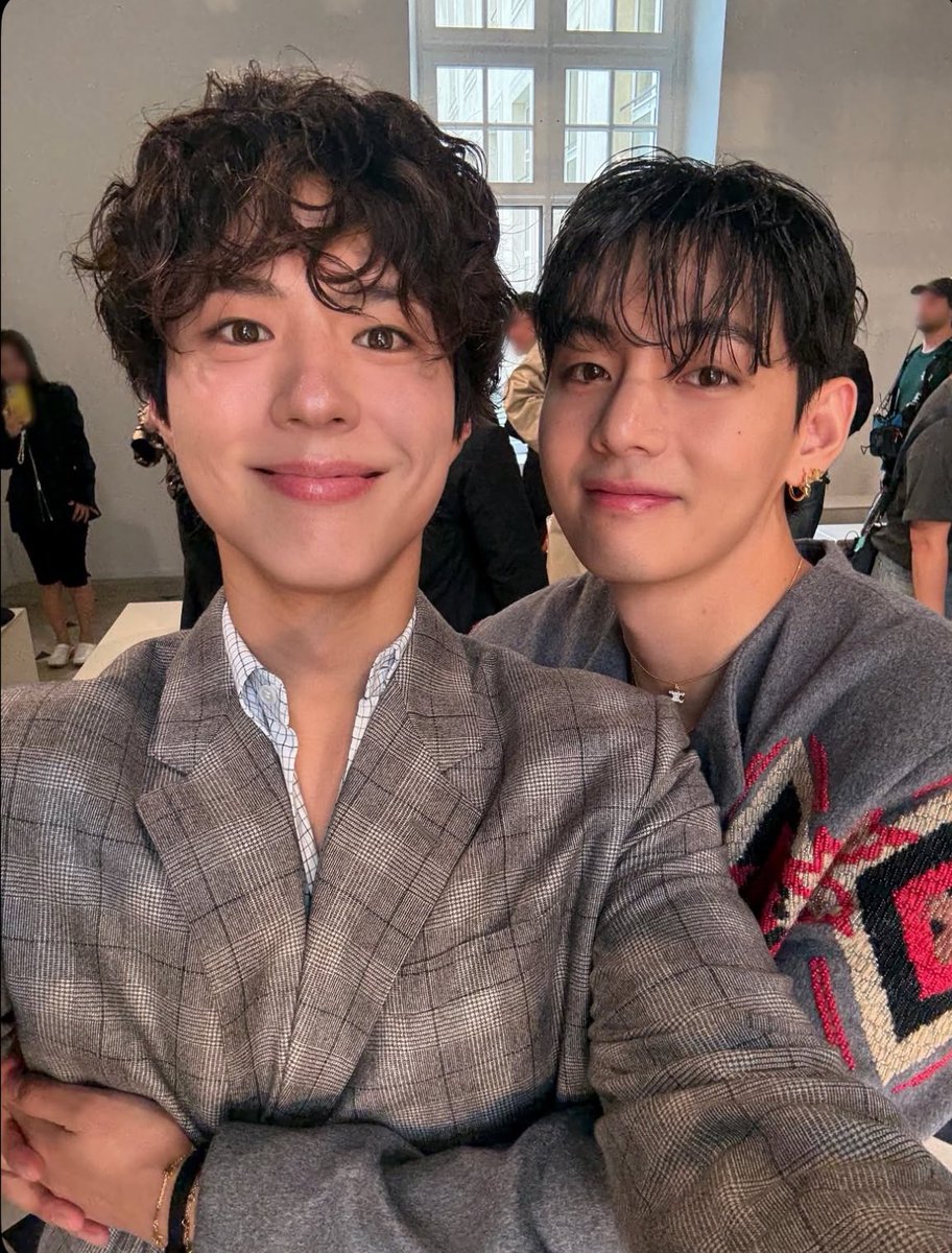 OMG THE HUG PICTURE OF BOGUM AND TAEHYUNG 😭