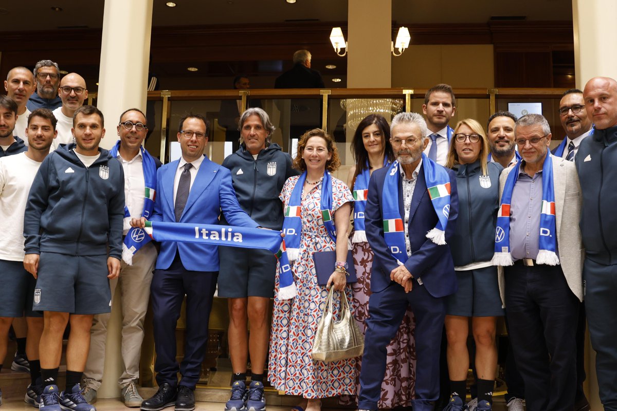FIGC's tweet image. 𝑷𝒂𝒔𝒔𝒊𝒐𝒏𝒆 𝑨𝒛𝒛𝒖𝒓𝒓𝒂 💙🇮🇹
La comunità italiana a Ginevra a sostegno delle nostre Azzurre 👏
➡️ tinyurl.com/42kpahcw
📌 Questa sera ore 21 in diretta su Rai 2 Portogallo-Italia, seconda gara del Gruppo B dell'Europeo
#FIGC #WEURO2025