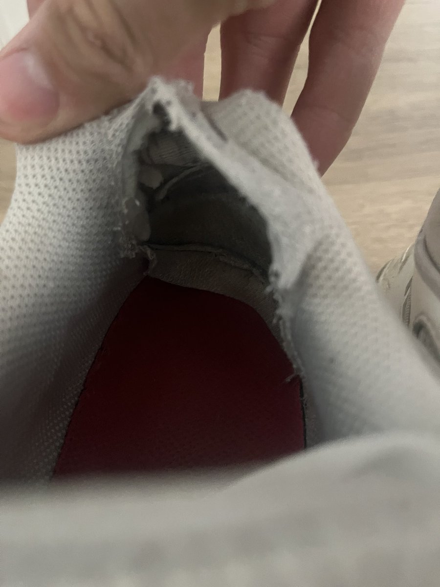 Na ihr kleinen herrenlosen wixxer, wer will mir meine neuen Schuhe bezahlen und schön an den alten riechen 😈 wenn ihr brav seid bekommt ihr die ekeltreter als Souvenir!
#alphamaster #zahlsklave #feet #foot #feetworship #feetboy #nike #tn #sneaker #sneakerhead #sneakerworship