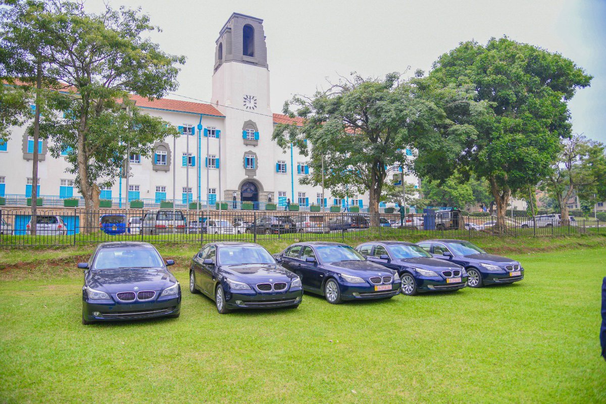 ProfNawangwe's tweet photo. This morning we have handed over 5 limousines to some units of the University to ease the challenges they face with management of protocol for important visitors to the University. I thank the Ministry of Foreign Affairs for the allocation of the vehicles and the Ministry of Works and Transport for facilitating the transfer of the vehicles to the University.