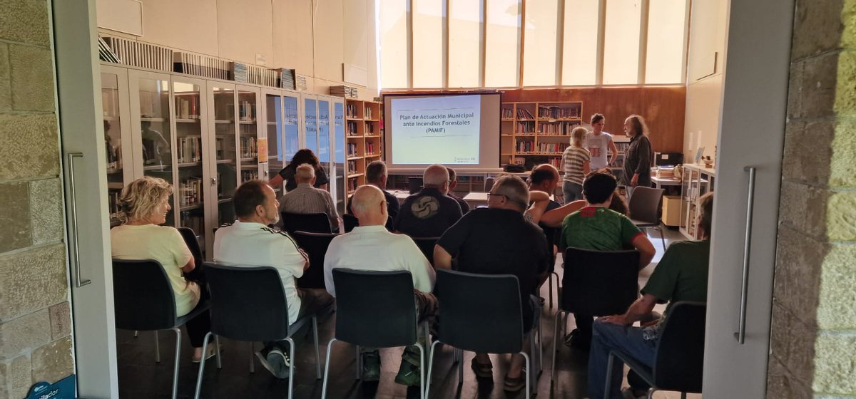 112_na's tweet photo. Técnicos de #ProtecciónCivil y la alcaldesa y los presidentes de los concejos de #Leoz presentaron a la población el pasado #jueves en #Iracheta y #Olleta el plan contra incendios (#PAMIF) del municipio
#INFONA
#Prevención
#Autopreotección https://t.co/dT1EdBppH6