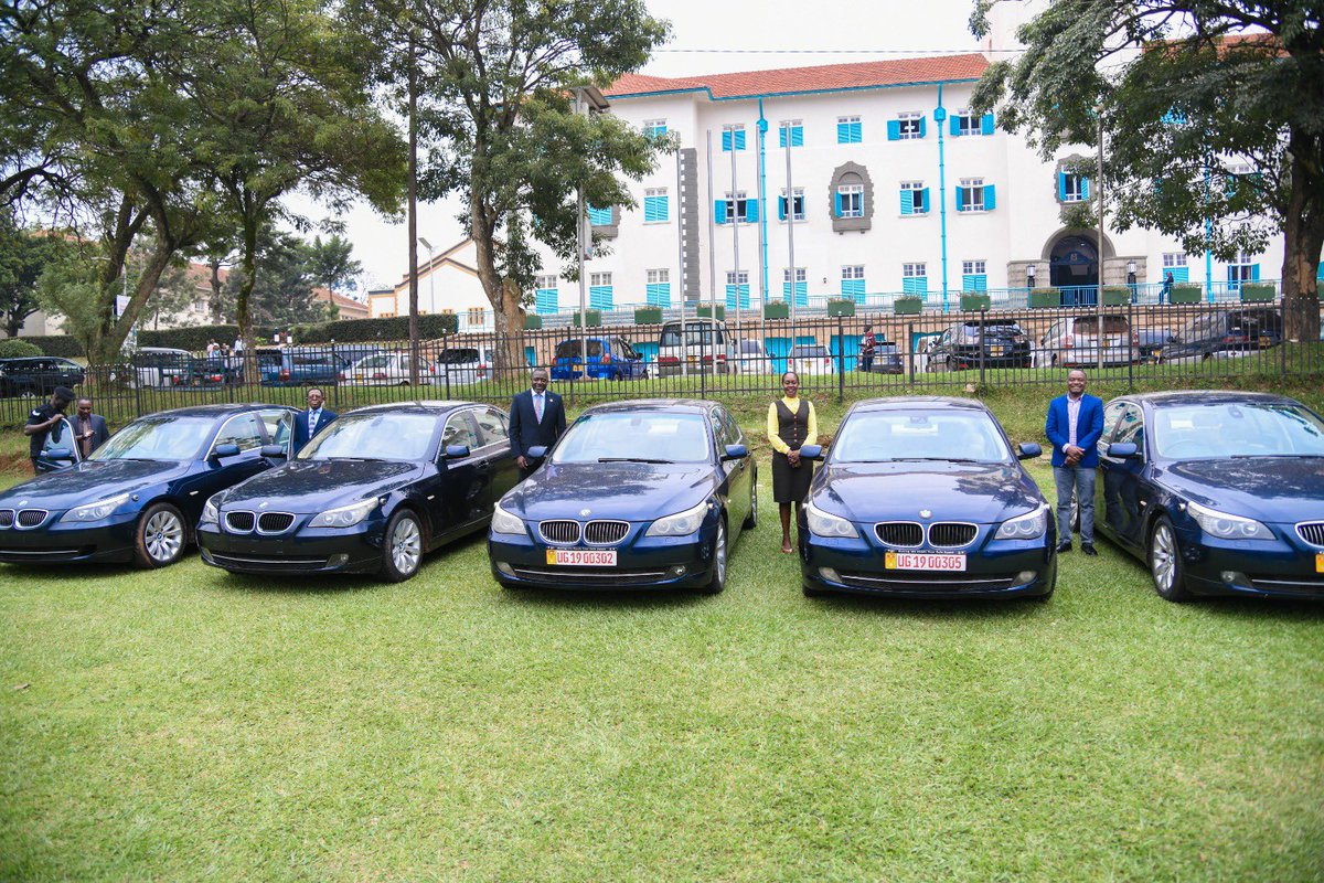 ProfNawangwe's tweet photo. This morning we have handed over 5 limousines to some units of the University to ease the challenges they face with management of protocol for important visitors to the University. I thank the Ministry of Foreign Affairs for the allocation of the vehicles and the Ministry of Works and Transport for facilitating the transfer of the vehicles to the University.