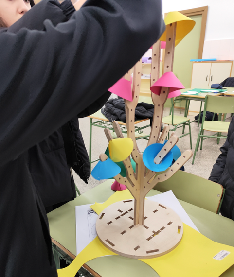 Fundación Daniel y Nina Carasso (@fdnc_es) on Twitter photo 🌱 ¿Qué puede enseñarnos un cono o una nervadura sobre creatividad?
#NervadurasYConos, diseñado por Matali Crasset y desarrollado por <a href="/TallerenBlanco/">Taller enBlanco</a>, reunió a estudiantes durante el Festival Concéntrico para explorar arte, diseño y naturaleza. 🌱 ¿Qué puede enseñarnos un cono o una nervadura sobre creatividad?
#NervadurasYConos, diseñado por Matali Crasset y desarrollado por <a href="/TallerenBlanco/">Taller enBlanco</a>, reunió a estudiantes durante el Festival Concéntrico para explorar arte, diseño y naturaleza.