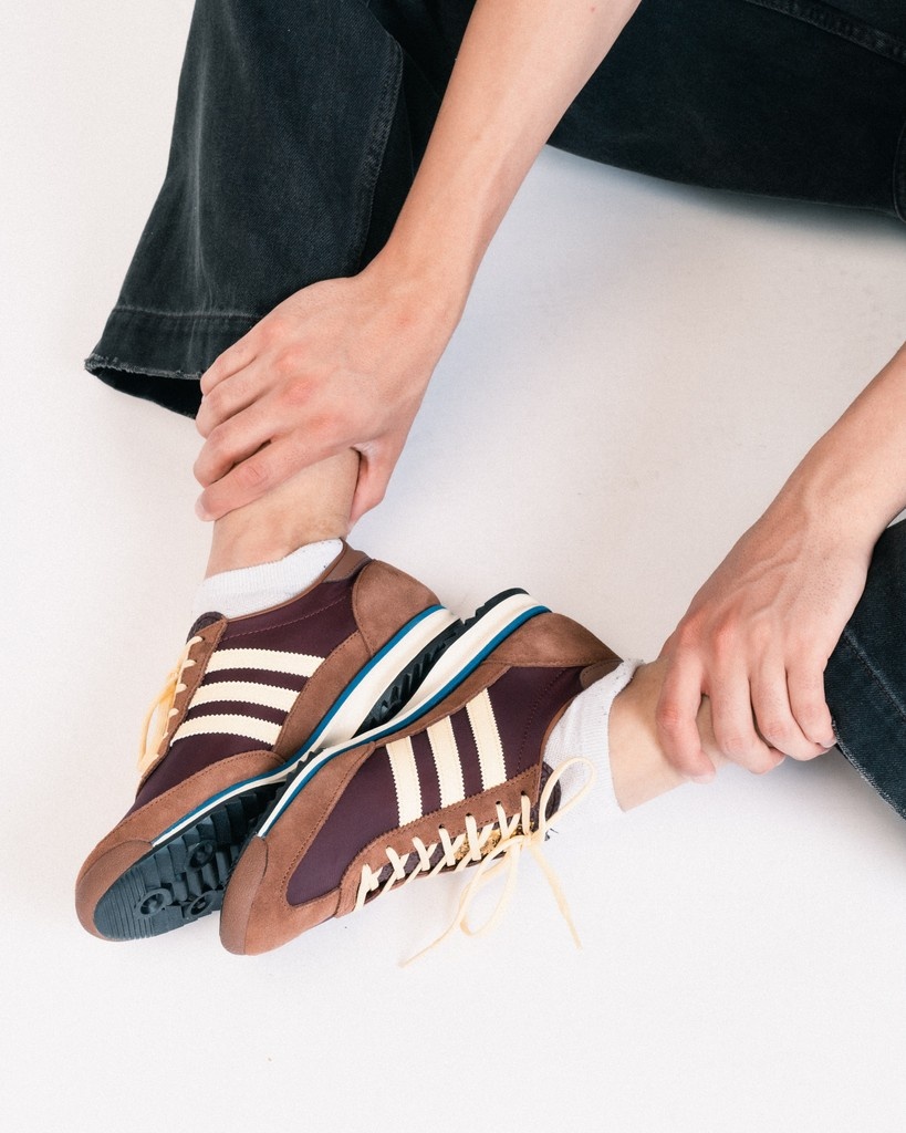 AFEWSTORE's tweet image. SHOP LINK ➡️ l8r.it/2YDw

Born in ’72, built for the streets ever since. The adidas SL 72 OG fuses Olympic roots with casual cool — not just a sneaker, but a lifestyle statement. Vintage vibes, modern moves.

#MunichMade #SL72OG #AFEWStore