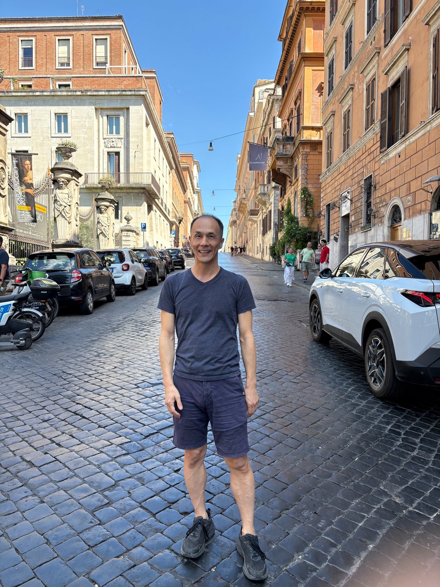 taro_tez's tweet photo. イタリアの国旗みたいな三人組が後ろの方にいる。 https://t.co/yaDYZzNfF1