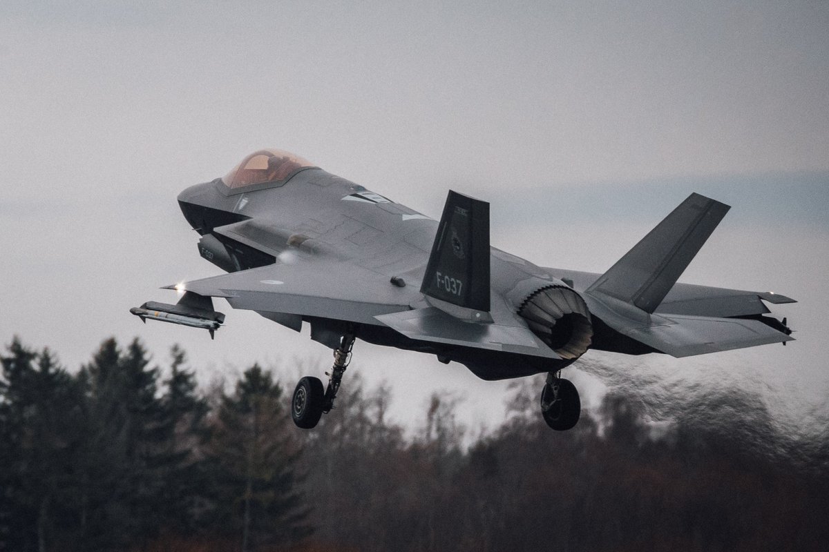 Defensie's tweet image. Vanaf september bewaken Nederlandse F-35’s het NAVO-luchtruim boven Oost-Europa. Zo beschermen we militair materieel dat van daaruit aan Oekraïne wordt overgedragen en houden we de Russische dreiging op afstand.
Lees hier meer:
defensie.nl/actueel/nieuws…