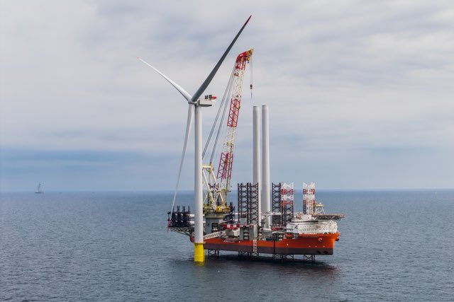 Pierwsza z 76 turbin wiatrowych na farmie Baltic Power już stoi. Bezpieczeństwo energetyczne to nasz priorytet.