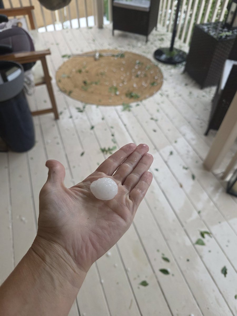 Some intense storms rolled off the Rockies into many Front-Range areas, most predominantly in the Colorado Springs area. Hail up to golf ball and 2 inches in diameter fell in the Springs!

#COwx #ColoradoSprings