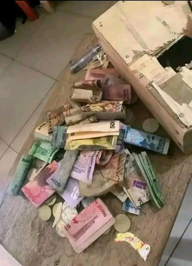 This patriotic Ugandan came with his coin bank, broke it open, and donated all his savings to president Kyagulanyi, <a href="/HEBobiwine/">BOBI WINE</a> to support the upcoming 2026 election campaign fundraising. 

Kati nze oba nkole ntya👀