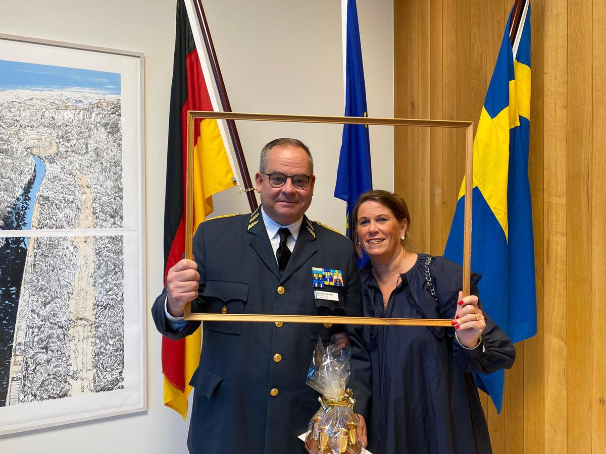TyskaAmbassaden's tweet image. Efter fyra år i Stockholm tog ambassadörsparet @GermanAmbSWE Christina Beinhoff & Joachim Bertele farväl av vänner och samarbetspartner från politik, militär, kultur, näringsliv och den tyska communityn. Tack för det goda samarbetet under åren. 🇩🇪🤝🇸🇪