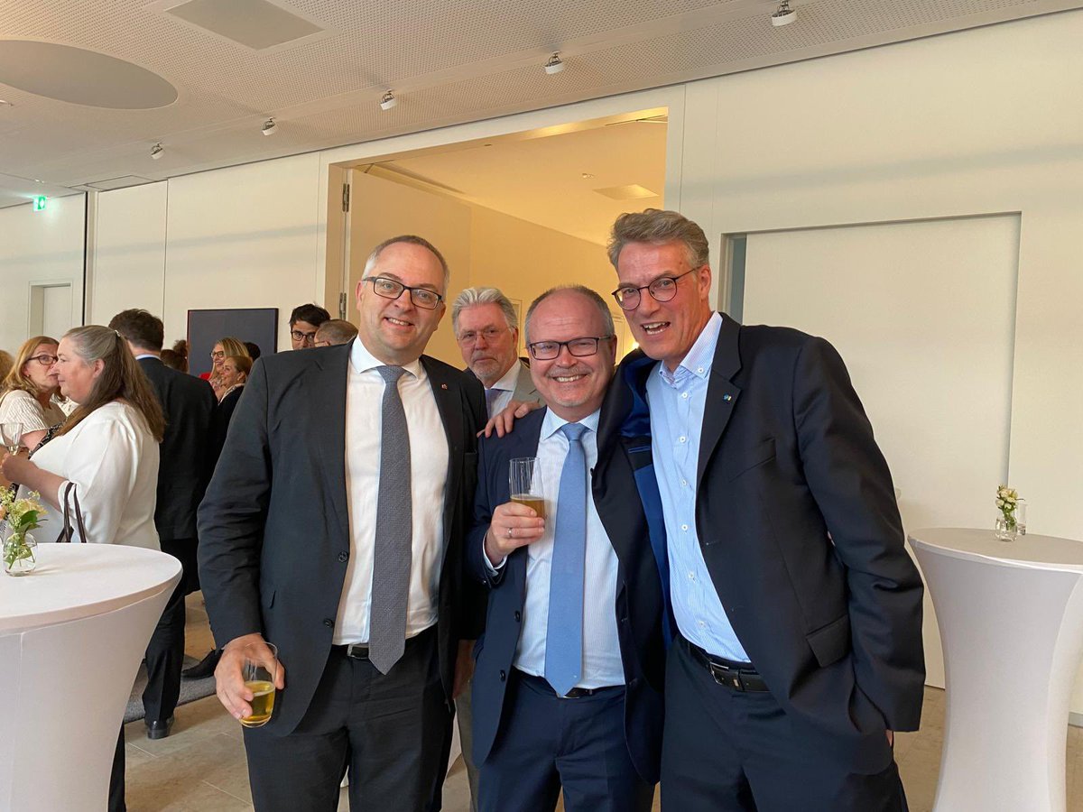 TyskaAmbassaden's tweet image. Efter fyra år i Stockholm tog ambassadörsparet @GermanAmbSWE Christina Beinhoff & Joachim Bertele farväl av vänner och samarbetspartner från politik, militär, kultur, näringsliv och den tyska communityn. Tack för det goda samarbetet under åren. 🇩🇪🤝🇸🇪